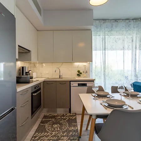 Starlet 1bedroom W Pool And Balcony In *