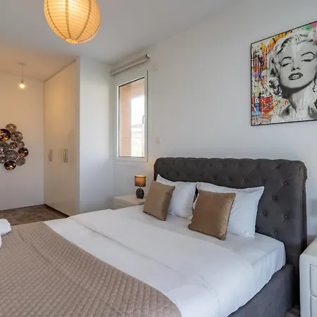 Starlet 1bedroom W Pool And Balcony In *